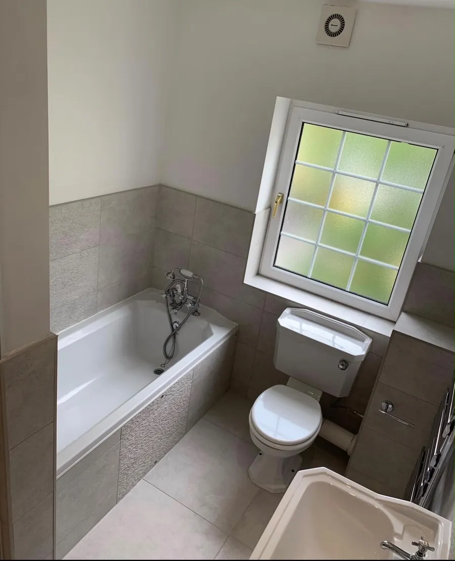 Bathroom tiling & fittings, view 2